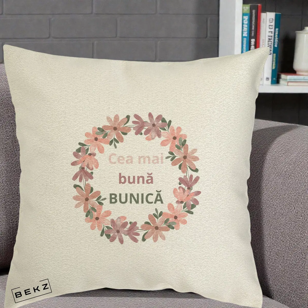 Perna Decorativa Cea Mai Buna Bunica Coronita Flori Roz, 40x40 cm, Ecru, Husa Detasabila, Perna, BEKZ®