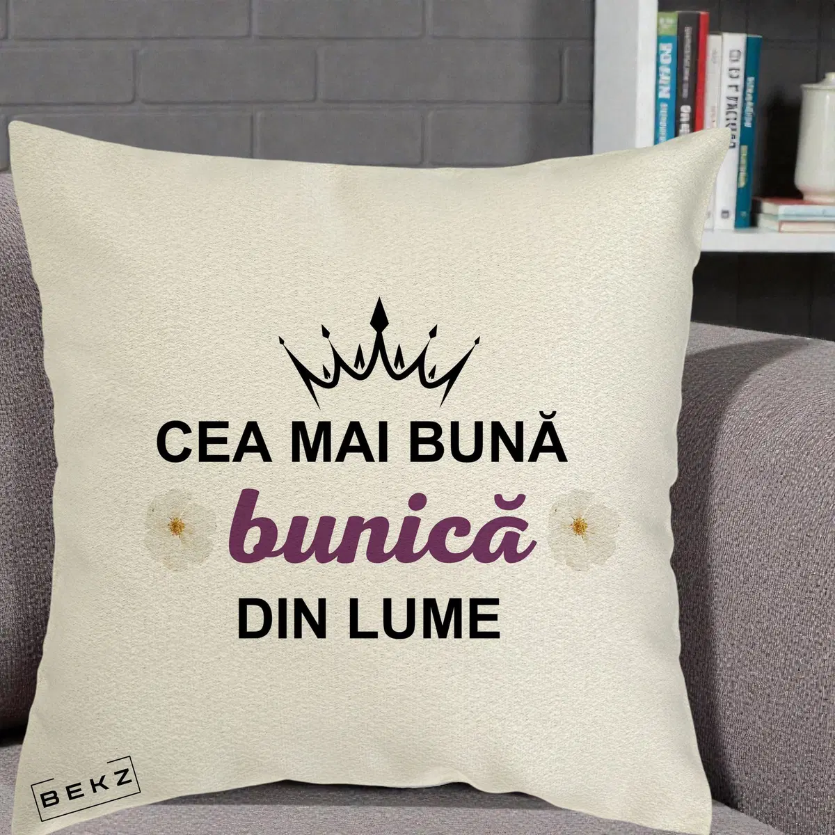 Perna Decorativa Cea Mai Buna Bunica Din Lume Coroana Mov Flori, 40x40 cm, Ecru, Husa Detasabila, Perna, BEKZ®