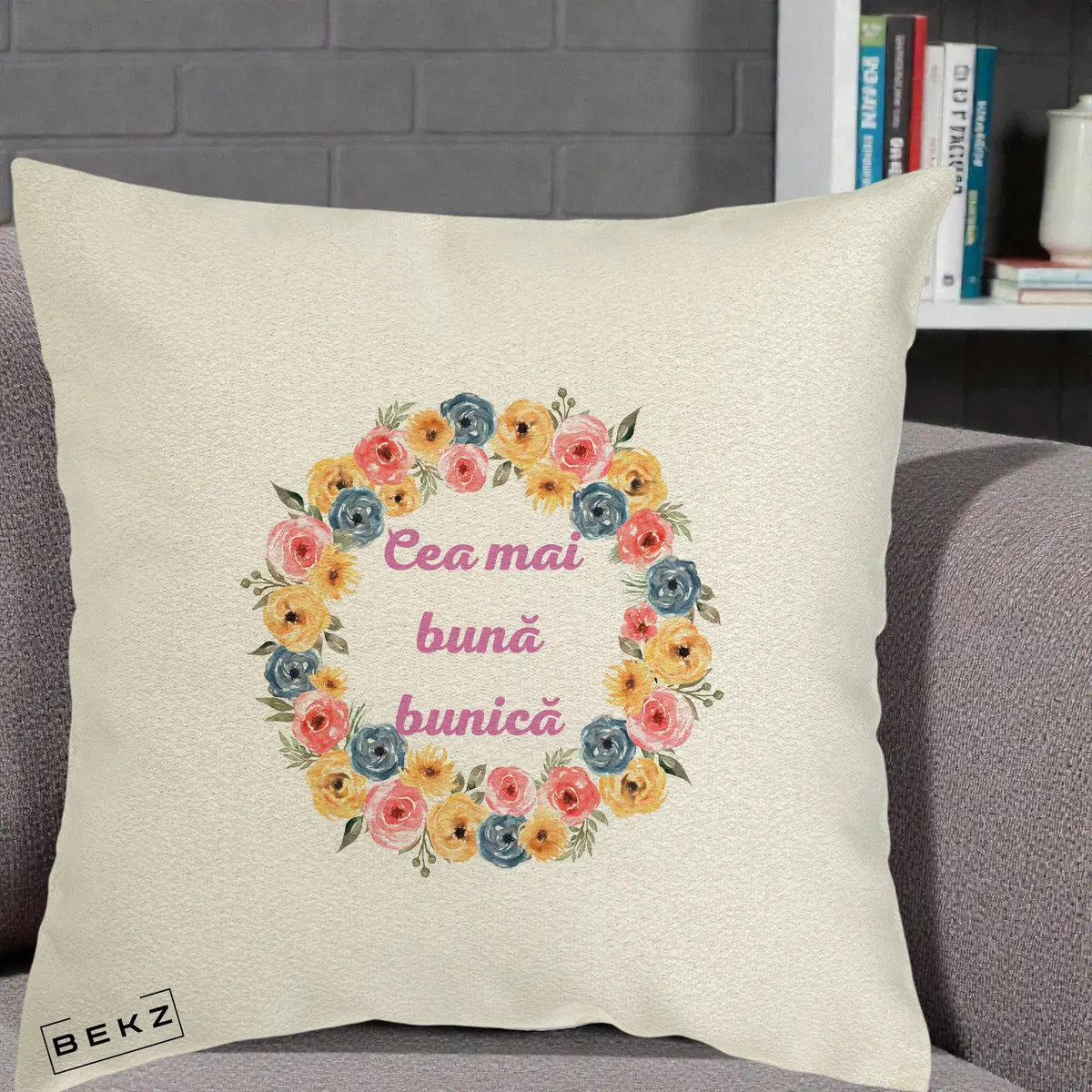 Perna Decorativa Cea Mai Buna Bunica Coronita Flori Multicolore, 40x40 cm, Ecru, Husa Detasabila, Perna, BEKZ®