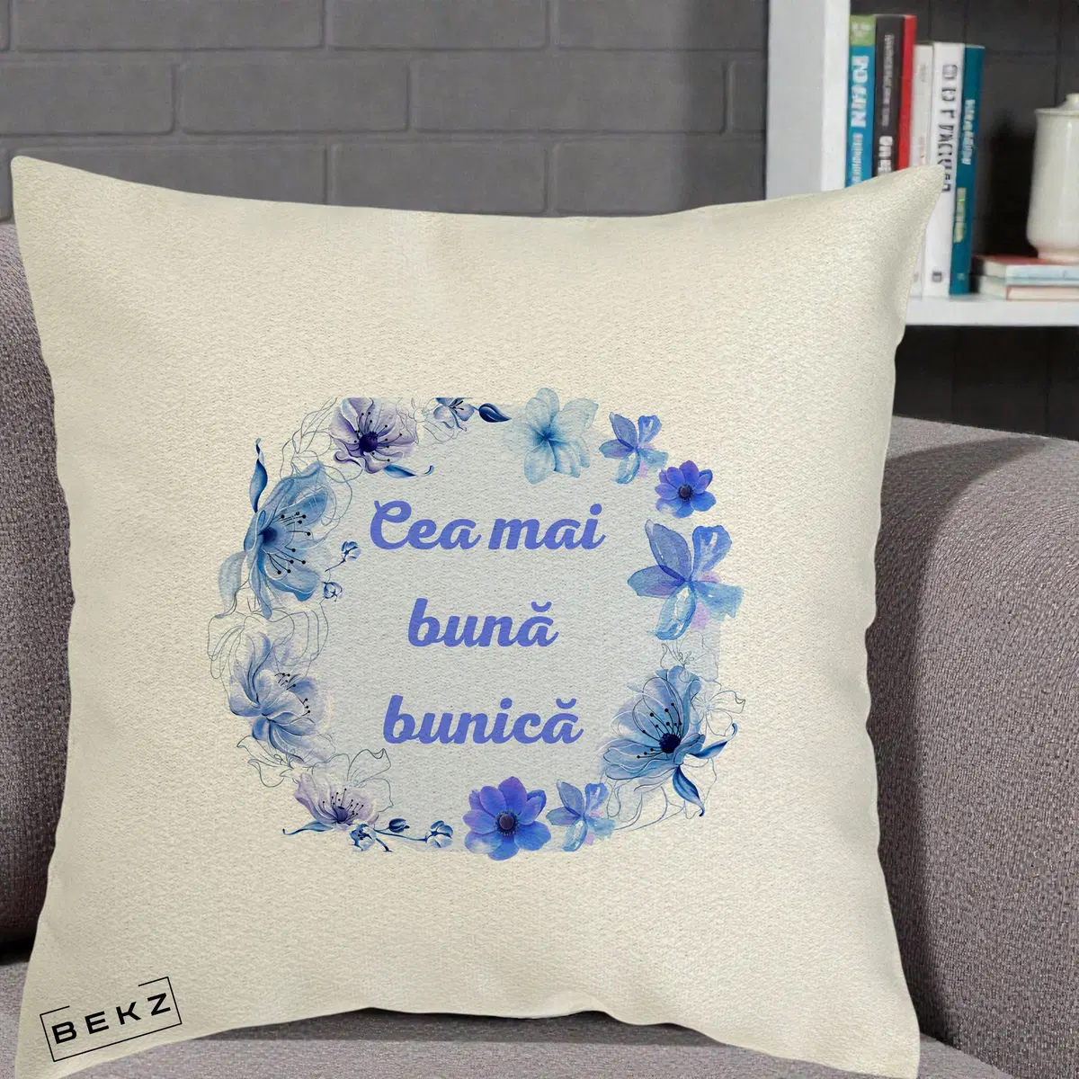 Perna Decorativa Cea Mai Buna Bunica Coronita Flori Albastre Acuarela, 40x40 cm, Ecru, Husa Detasabila, Perna, BEKZ®