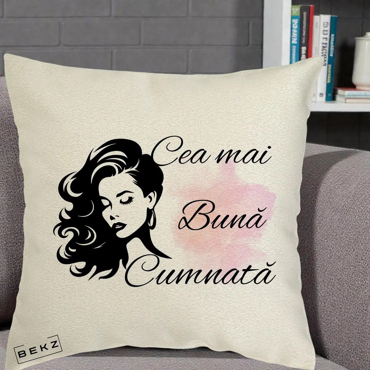 Perna Decorativa Cea mai Buna Cumnata cu Silueta Dama si Pete Roz, 40x40 cm, Ecru, Husa Detasabila, Perna, BEKZ®