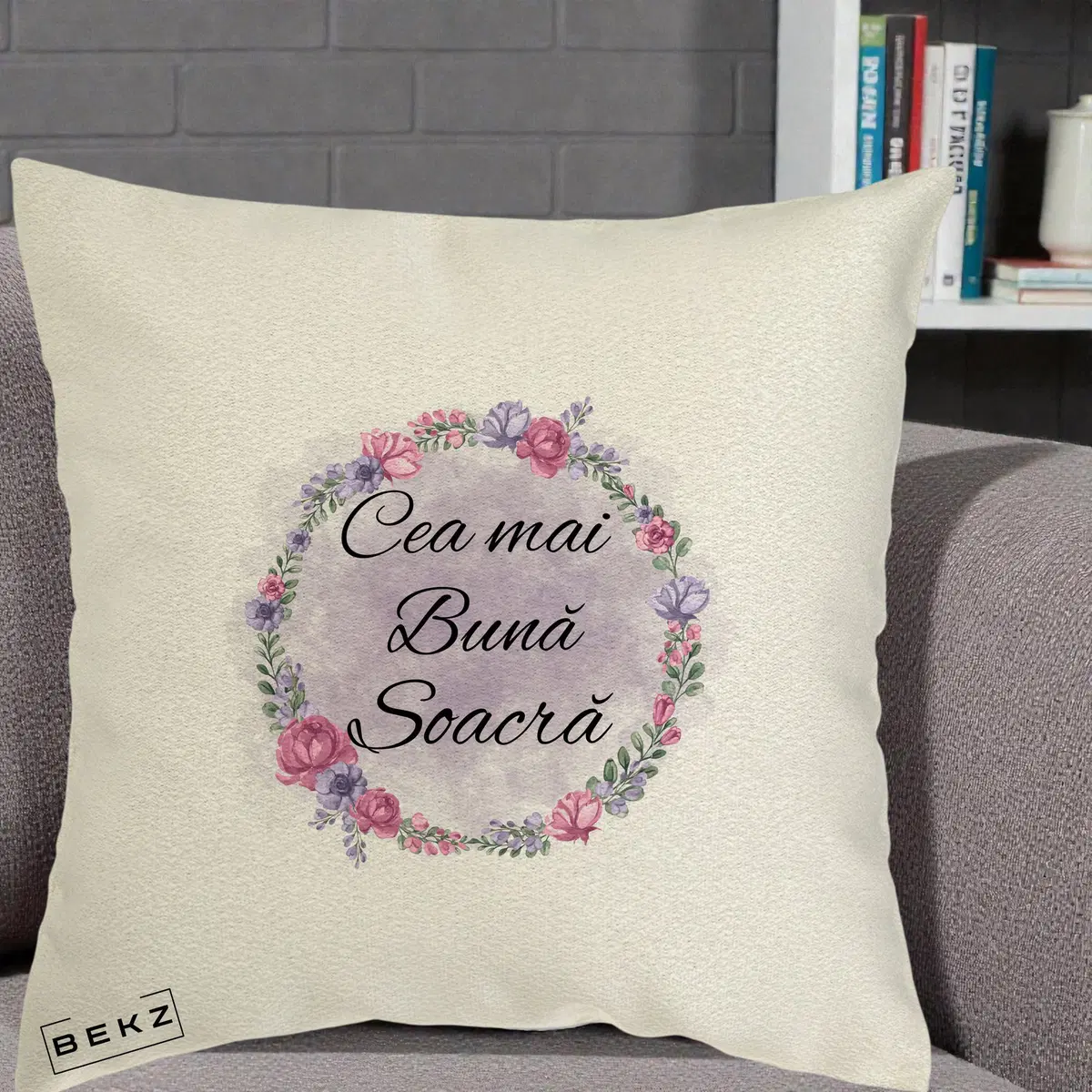 Perna Decorativa Cea mai Buna Soacra cu Coronita Flori Roz si Mov, 40x40 cm, Ecru, Husa Detasabila, Perna, BEKZ®