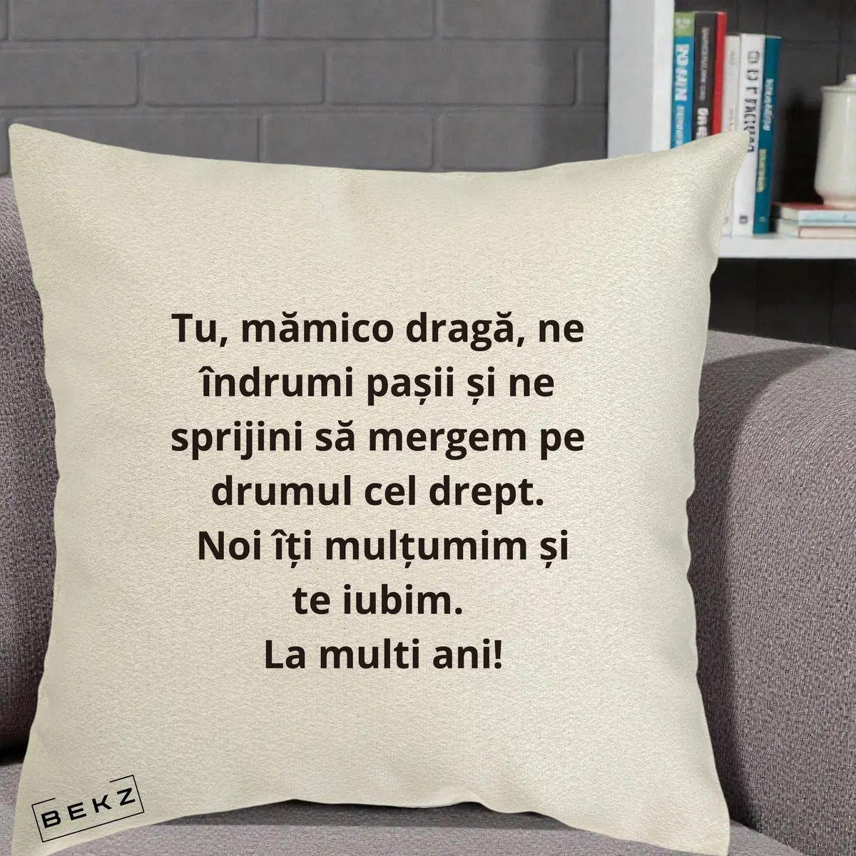 Perna Decorativa Mamico Draga Te Iubim La Multi Ani cu Text Negru, 40x40 cm, Ecru, Husa Detasabila, Perna, BEKZ®