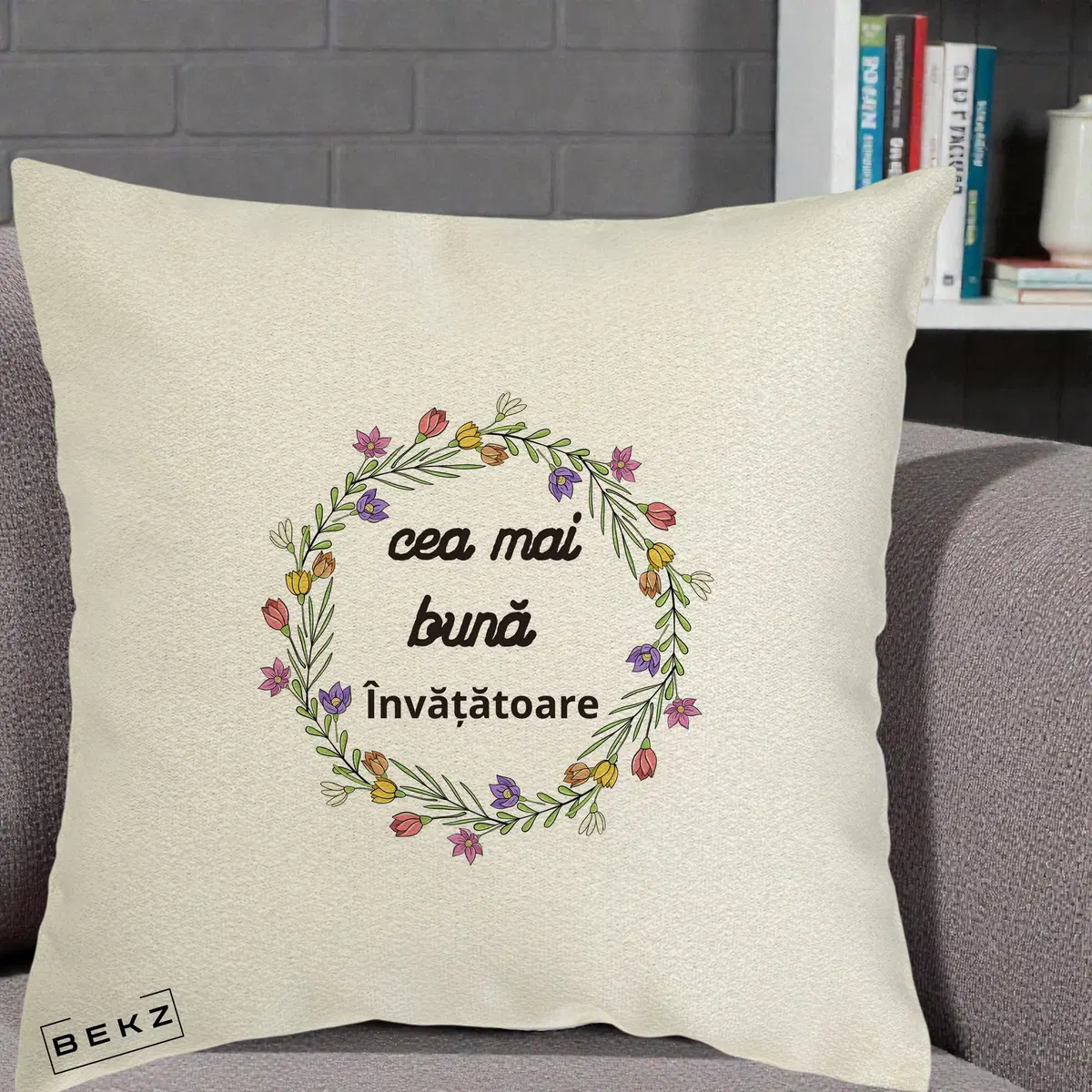 Perna Decorativa Cea mai Buna Invatatore cu Coronita Florala Colorata, 40x40 cm, Ecru, Husa Detasabila, Perna, BEKZ®