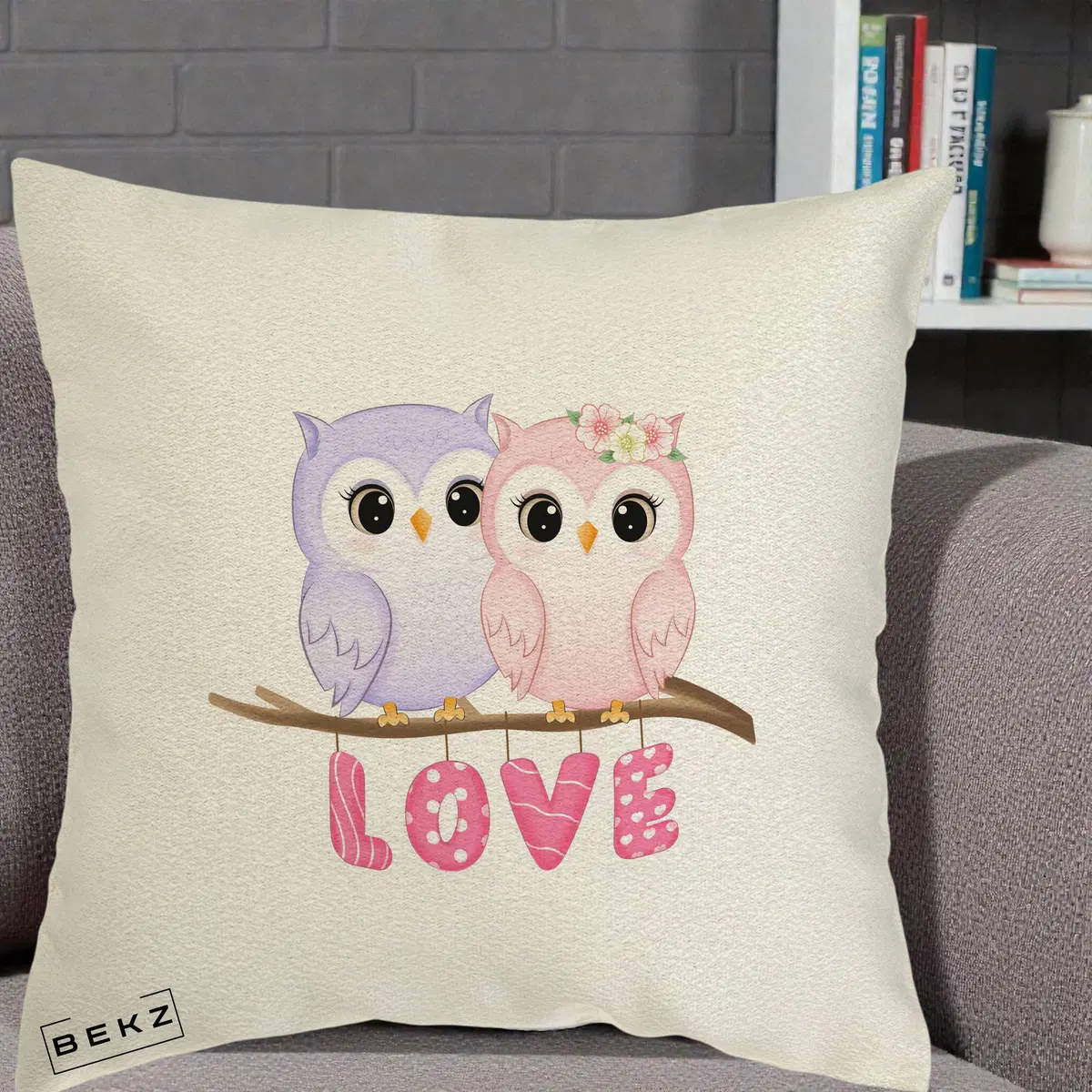 Perna Decorativa Love Bufnite Indragostite pe Crenguta Roz si Mov, 40x40 cm, Ecru, Husa Detasabila, Perna, BEKZ®