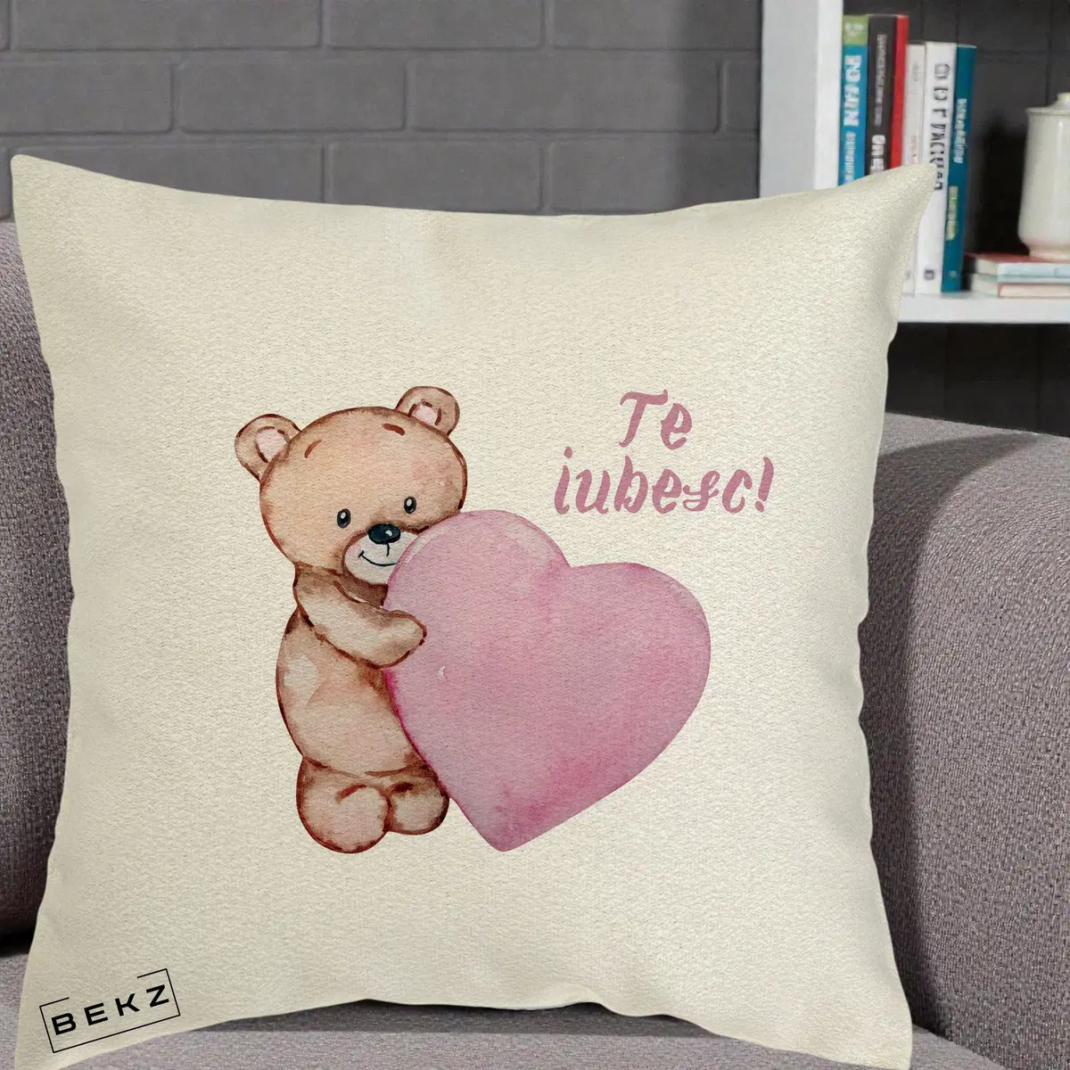 Perna Decorativa Te Iubesc Ursulet cu Inima Roz Acuarela, 40x40 cm, Ecru, Husa Detasabila, Perna, BEKZ®