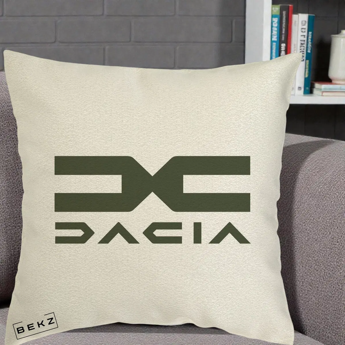 Perna Decorativa Logo Dacia Verde pe Fond ecru, 40x40 cm, Ecru, Husa Detasabila, Perna, BEKZ®