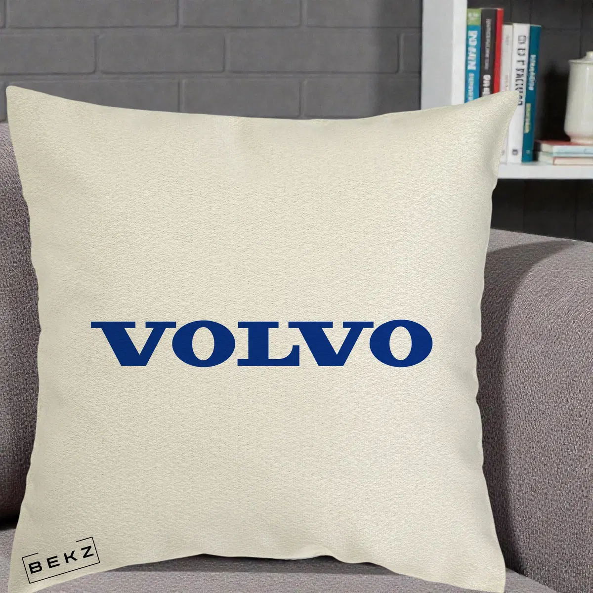 Perna Decorativa Logo Volvo Albastru pe Fond ecru, 40x40 cm, Ecru, Husa Detasabila, Perna, BEKZ®