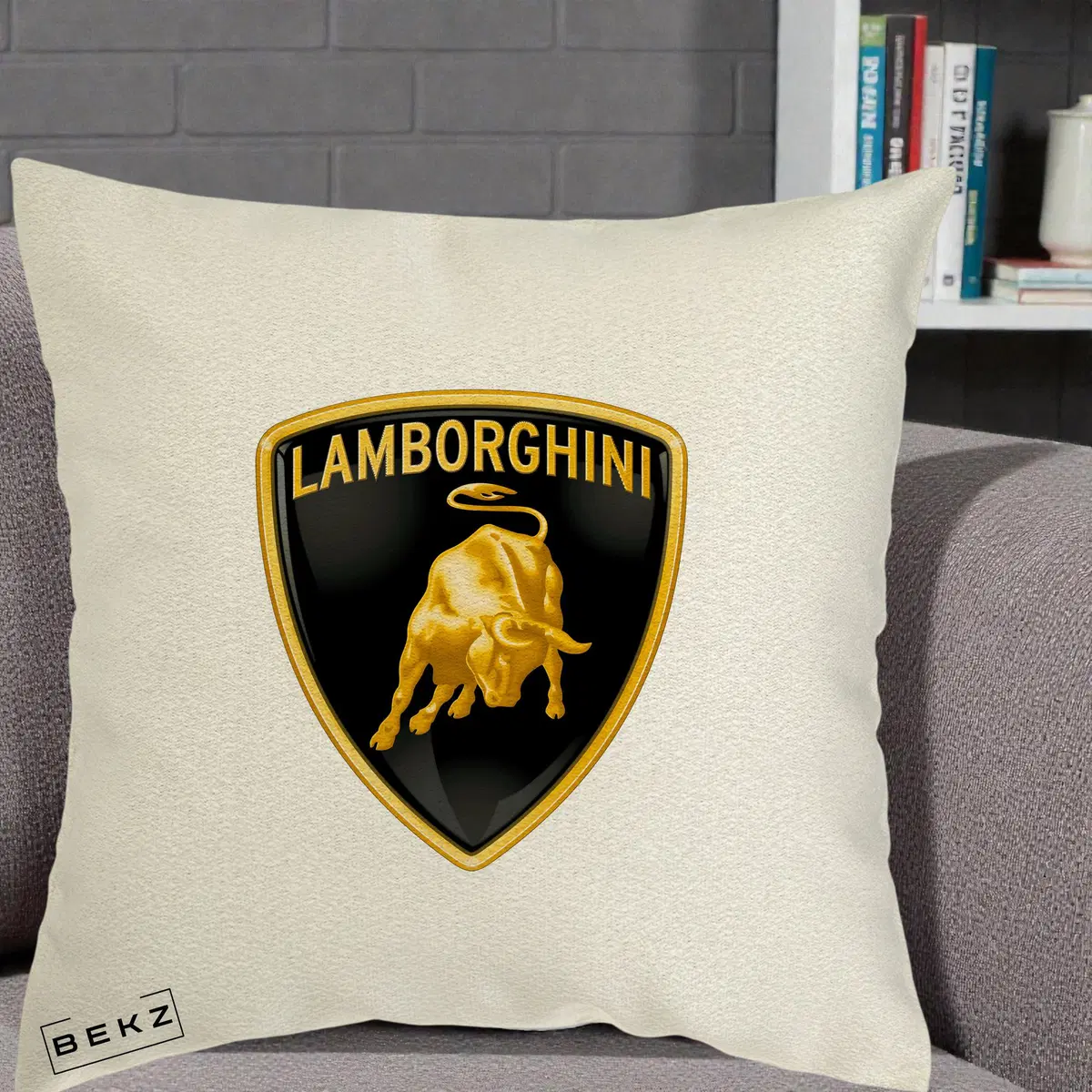 Perna Decorativa Logo Lamborghini Negru Auriu pe Fond ecru, 40x40 cm, Ecru, Husa Detasabila, Perna, BEKZ®