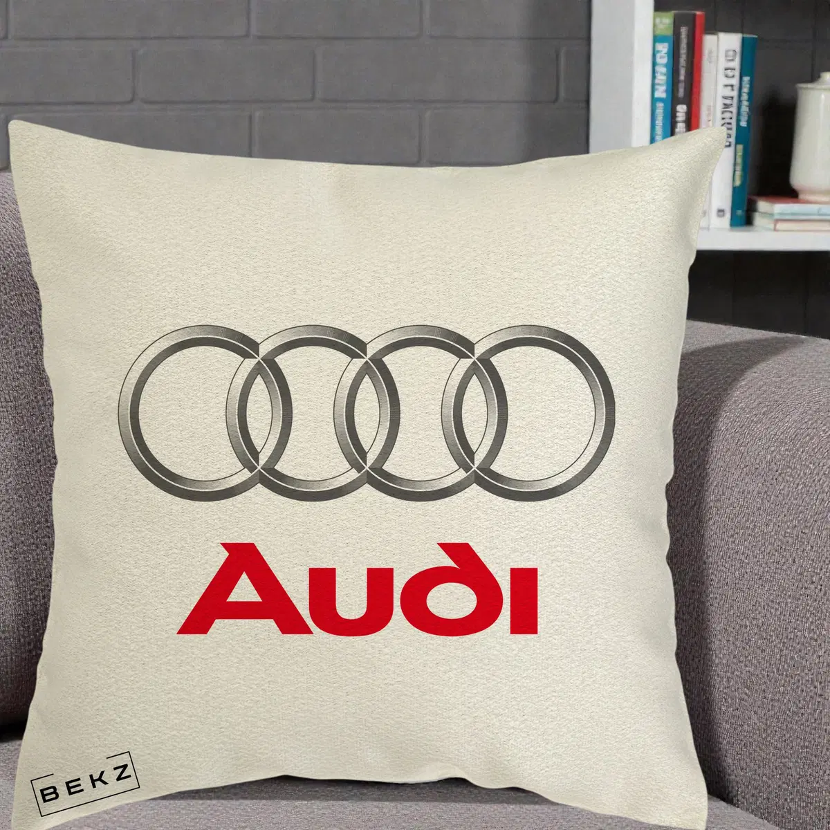 Perna Decorativa Logo Audi Patru Inele Argintii pe Fond ecru, 40x40 cm, Ecru, Husa Detasabila, Perna, BEKZ®