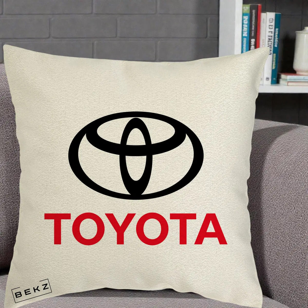 Perna Decorativa Logo Toyota Negru-Rosu pe Fond ecru, 40x40 cm, Ecru, Husa Detasabila, Perna, BEKZ®