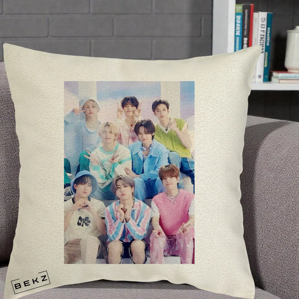 Perna Decorativa K-Pop Grup Foto Pasteluri cu 8 Artisti, 40x40 cm, Ecru, Husa Detasabila, Perna, BEKZ®