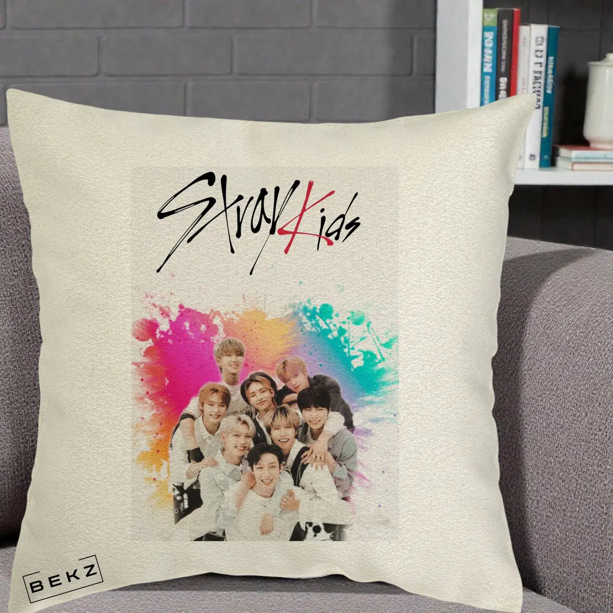 Perna Decorativa Stray Kids Logo cu Splash Multicolor, 40x40 cm, Ecru, Husa Detasabila, Perna, BEKZ®