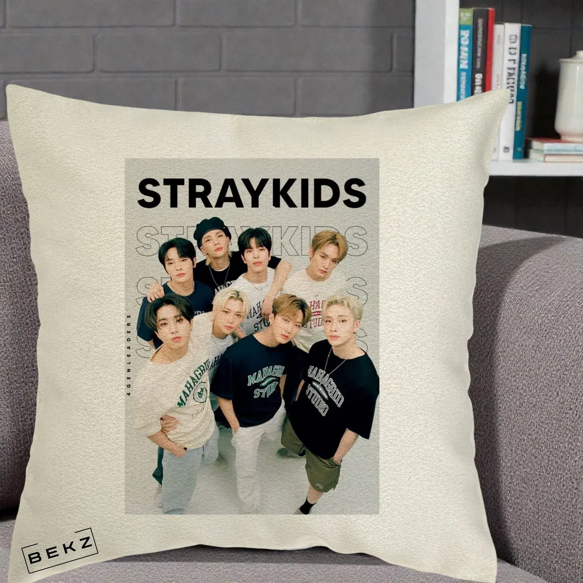 Perna Decorativa Stray Kids STRAYKIDS Alb-Negru cu Foto Grup, 40x40 cm, Ecru, Husa Detasabila, Perna, BEKZ®