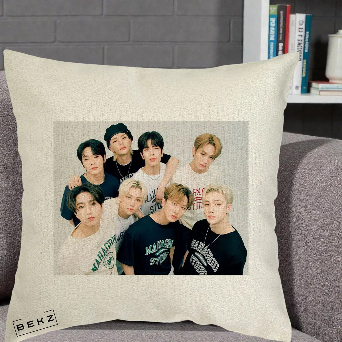 Perna Decorativa Stray Kids Foto Grup pe Fond ecru Fara Text, 40x40 cm, Ecru, Husa Detasabila, Perna, BEKZ®