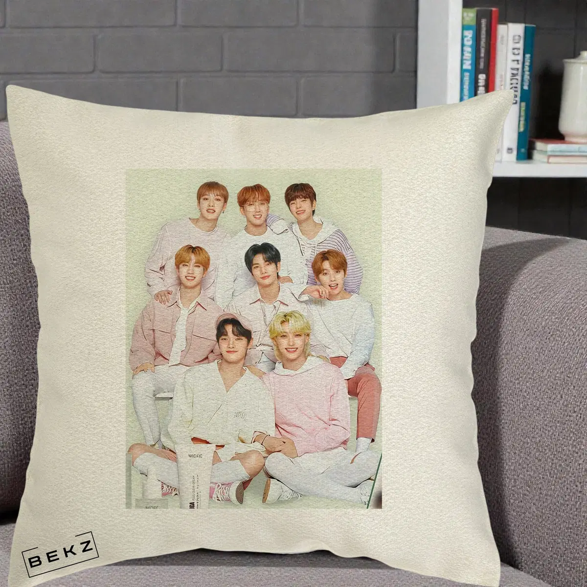 Perna Decorativa Stray Kids Foto Grup Pastel Roz-Alb cu 8 Membrii, 40x40 cm, Ecru, Husa Detasabila, Perna, BEKZ®
