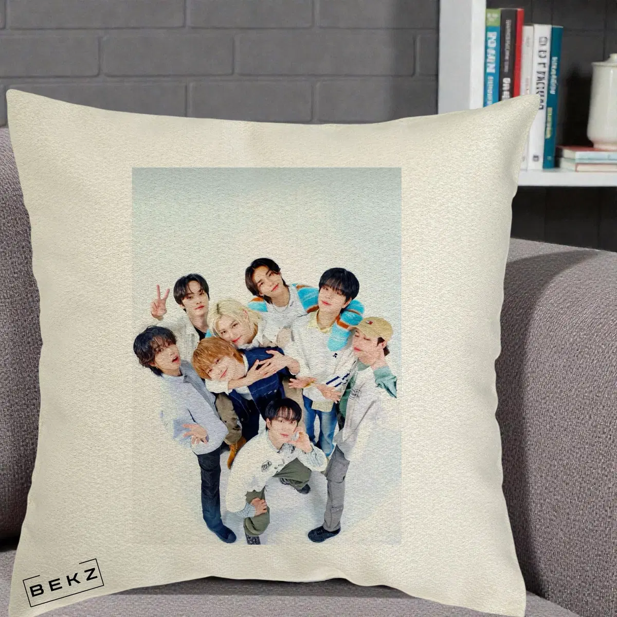Perna Decorativa Stray Kids Foto Grup Casual Bleu pe Fond ecru, 40x40 cm, Ecru, Husa Detasabila, Perna, BEKZ®