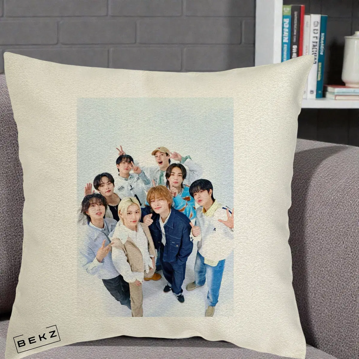 Perna Decorativa Stray Kids Foto Grup Casual Alb cu 8 Membrii de Sus, 40x40 cm, Ecru, Husa Detasabila, Perna, BEKZ®