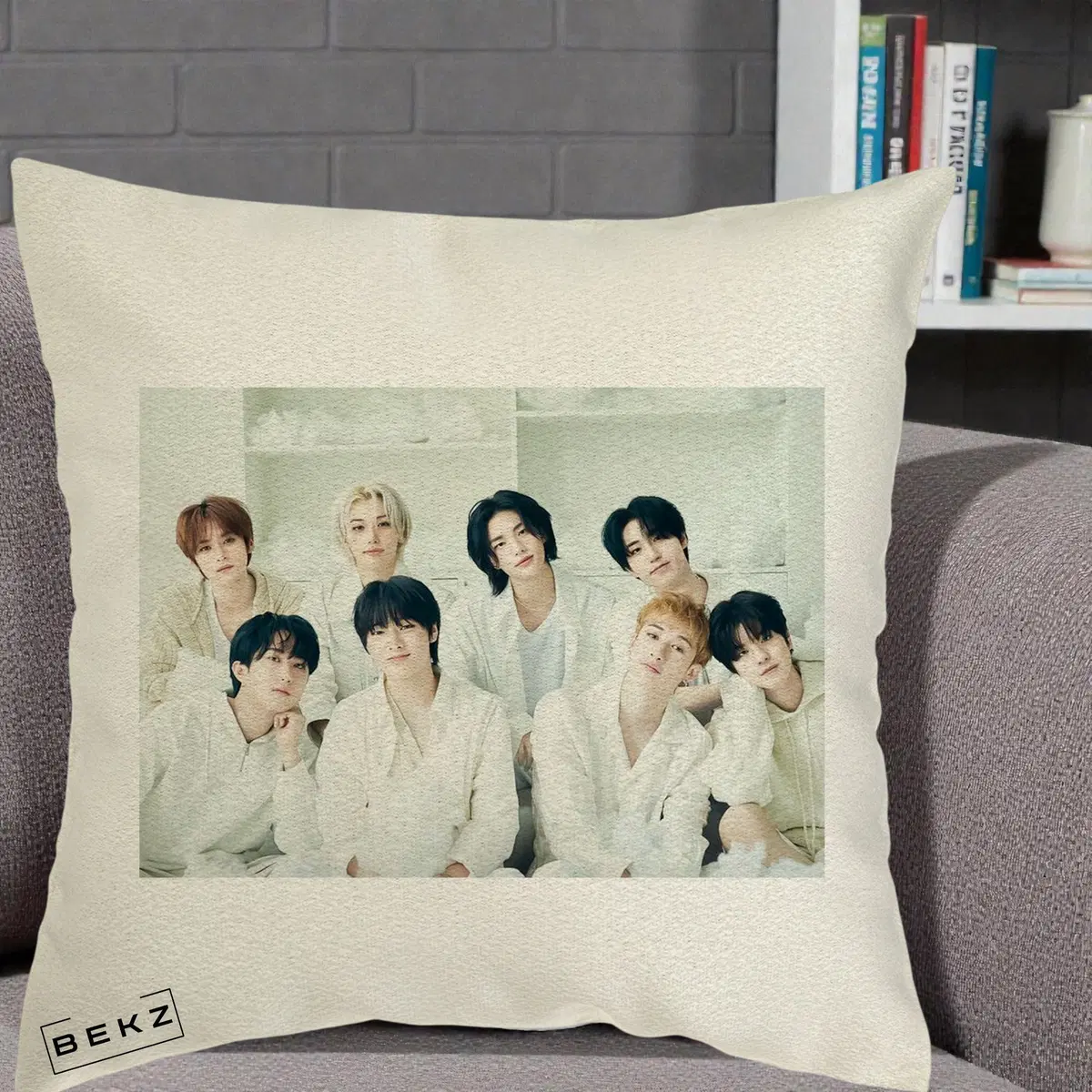 Perna Decorativa Stray Kids Foto Grup Alb All-White cu 8 Membrii, 40x40 cm, Ecru, Husa Detasabila, Perna, BEKZ®
