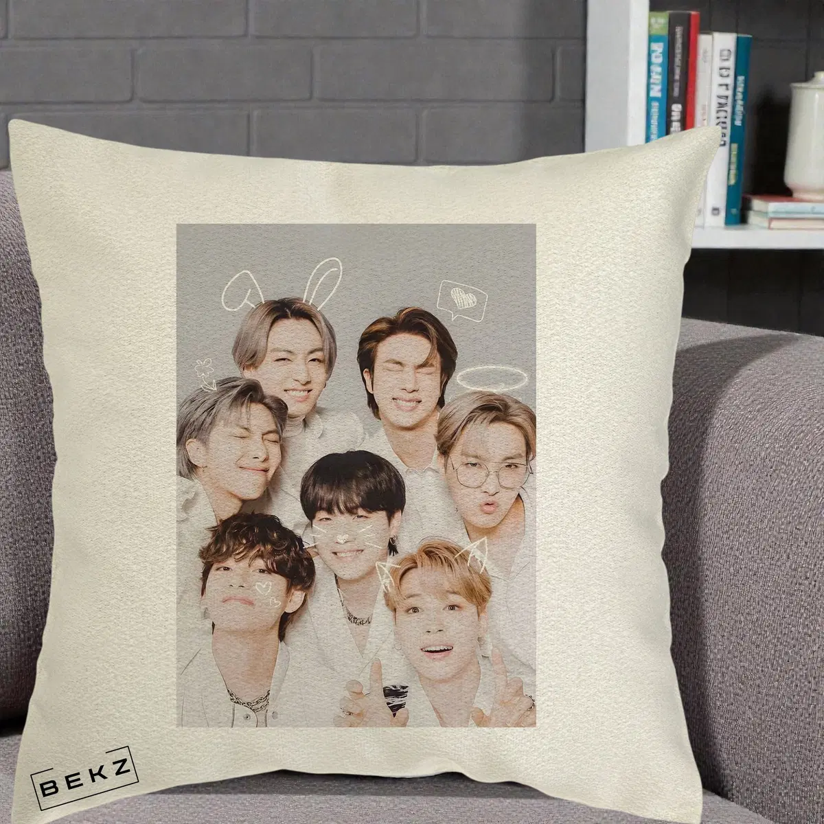 Perna Decorativa BTS Foto Grup Cute cu Animatii si 7 Membrii, 40x40 cm, Ecru, Husa Detasabila, Perna, BEKZ®