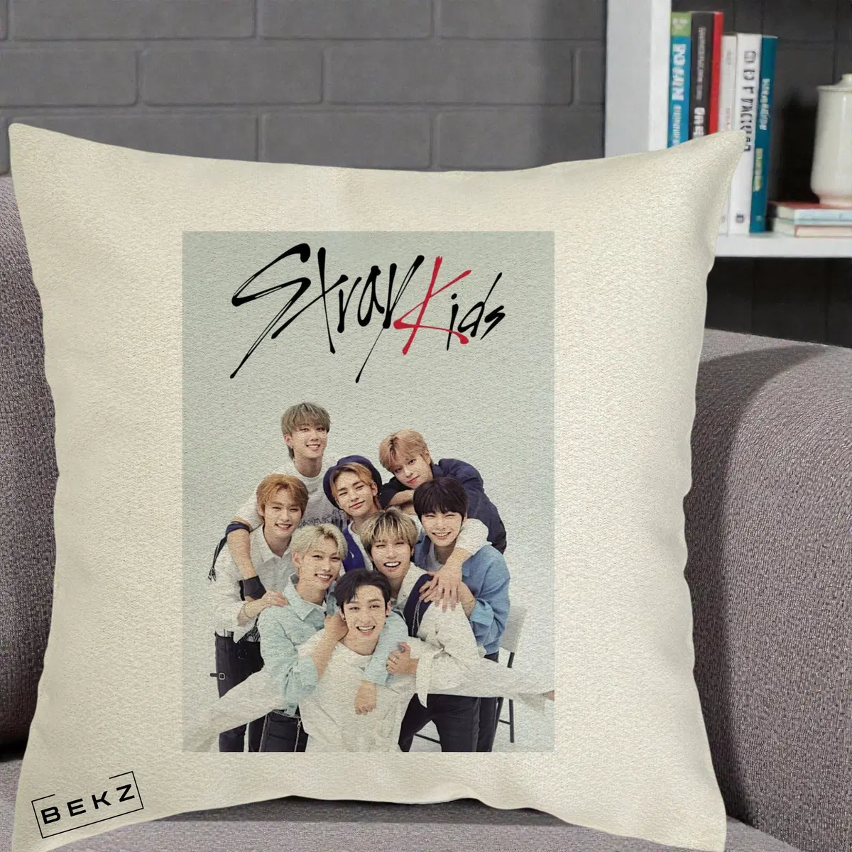 Perna Decorativa Stray Kids Logo cu Foto Grup Casual Alb-Albastru, 40x40 cm, Ecru, Husa Detasabila, Perna, BEKZ®