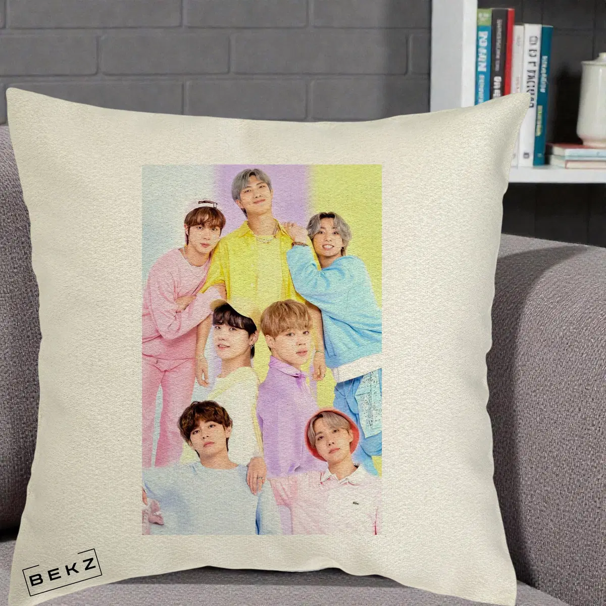 Perna Decorativa BTS Foto Grup Pastel Colorat cu 7 Membrii, 40x40 cm, Ecru, Husa Detasabila, Perna, BEKZ®