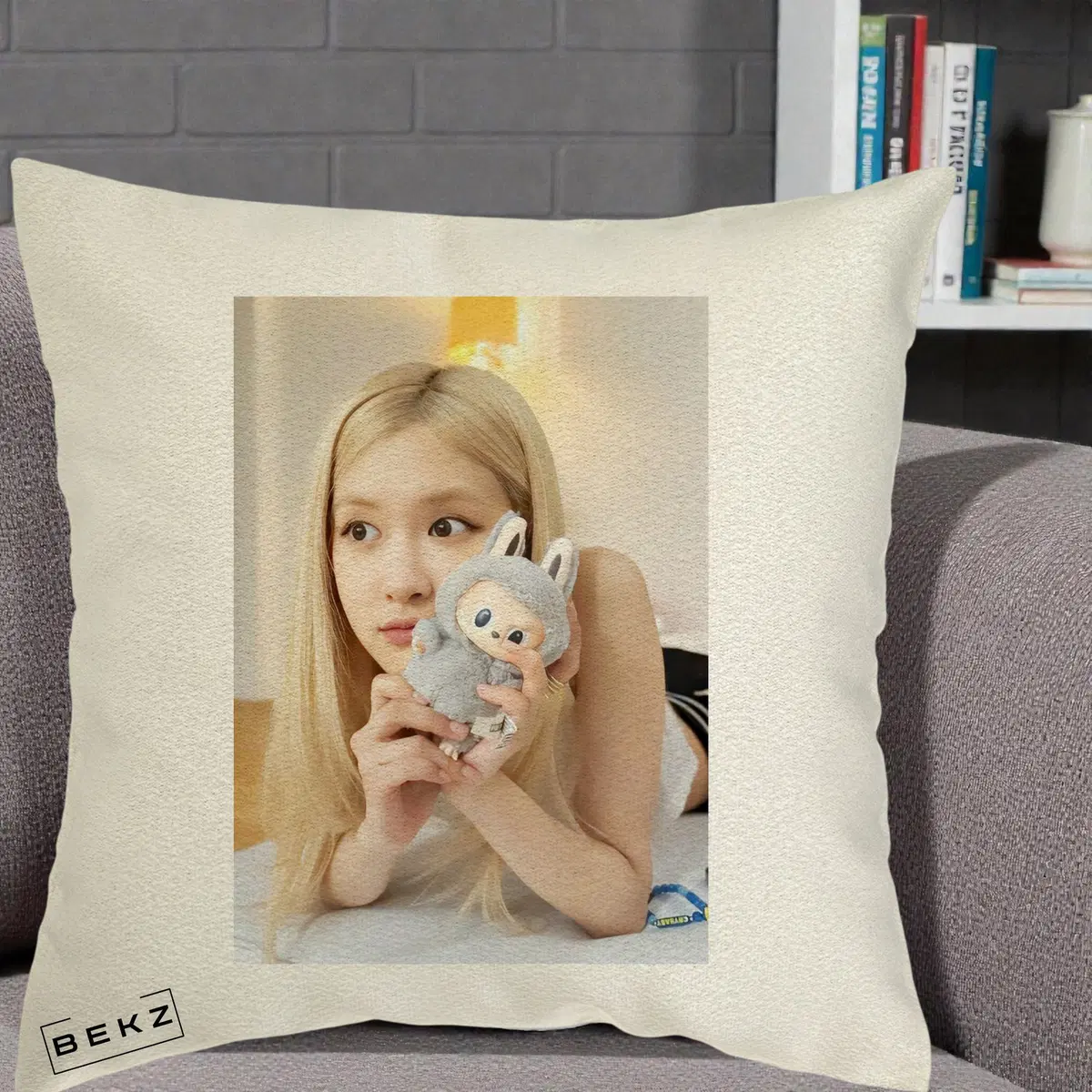 Perna Decorativa BLACKPINK Rose cu Papusa Iepure Blond Plat, 40x40 cm, Ecru, Husa Detasabila, Perna, BEKZ®