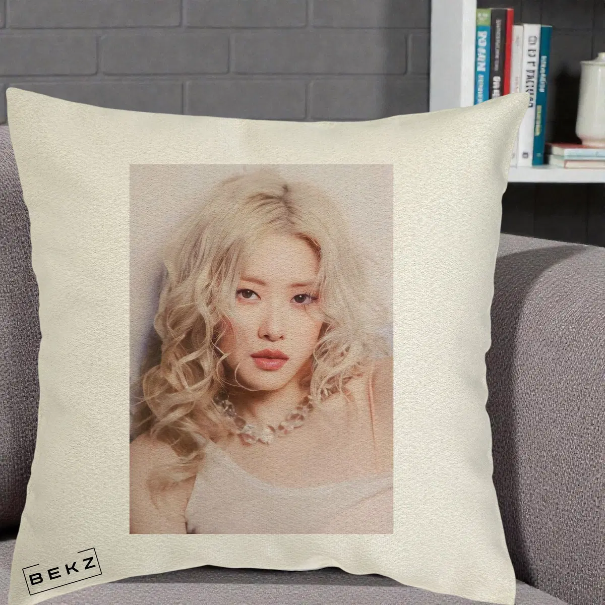 Perna Decorativa BLACKPINK Rose Portrait Blond Buclat Elegant, 40x40 cm, Ecru, Husa Detasabila, Perna, BEKZ®