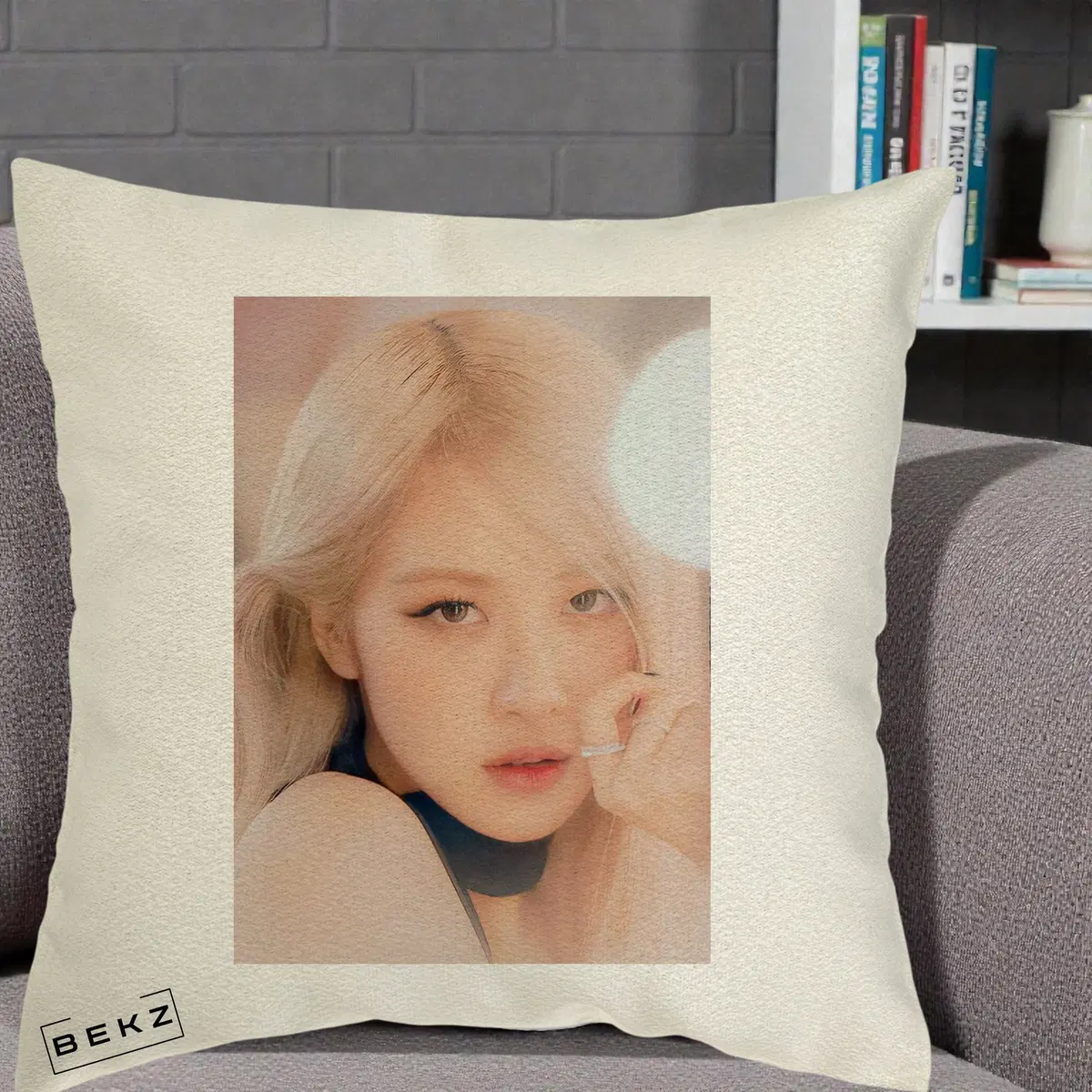 Perna Decorativa BLACKPINK Rose Portrait Blond cu Inel Roz Pastel, 40x40 cm, Ecru, Husa Detasabila, Perna, BEKZ®