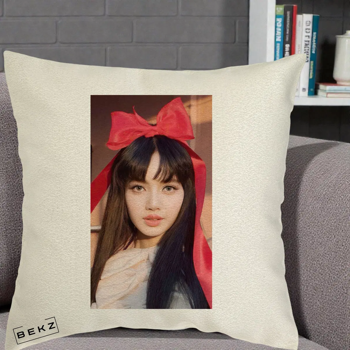 Perna Decorativa BLACKPINK Lisa Portrait cu Semnatura pe Fond Roz, 40x40 cm, Ecru, Husa Detasabila, Perna, BEKZ®