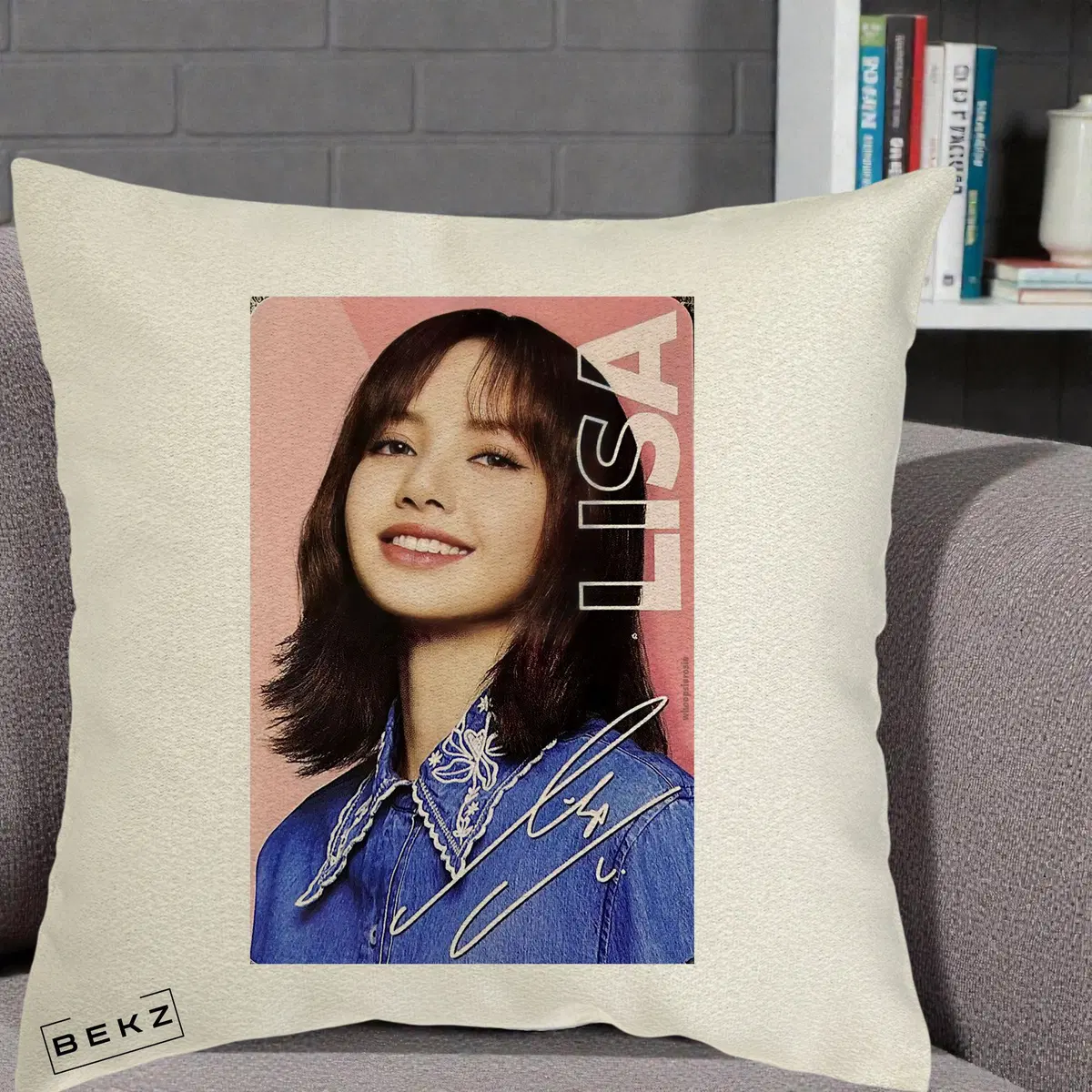 Perna Decorativa BLACKPINK Lisa Portrait Casual Bleu Denim Asezata, 40x40 cm, Ecru, Husa Detasabila, Perna, BEKZ®