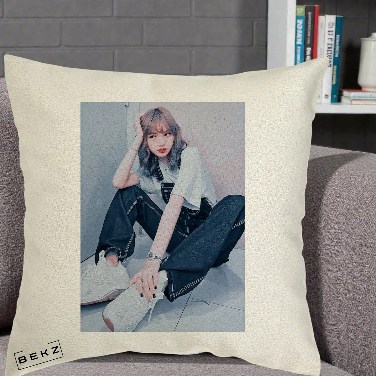 Perna Decorativa BLACKPINK Lisa Portrait Roz Athleisure pe Fond Roz, 40x40 cm, Ecru, Husa Detasabila, Perna, BEKZ®