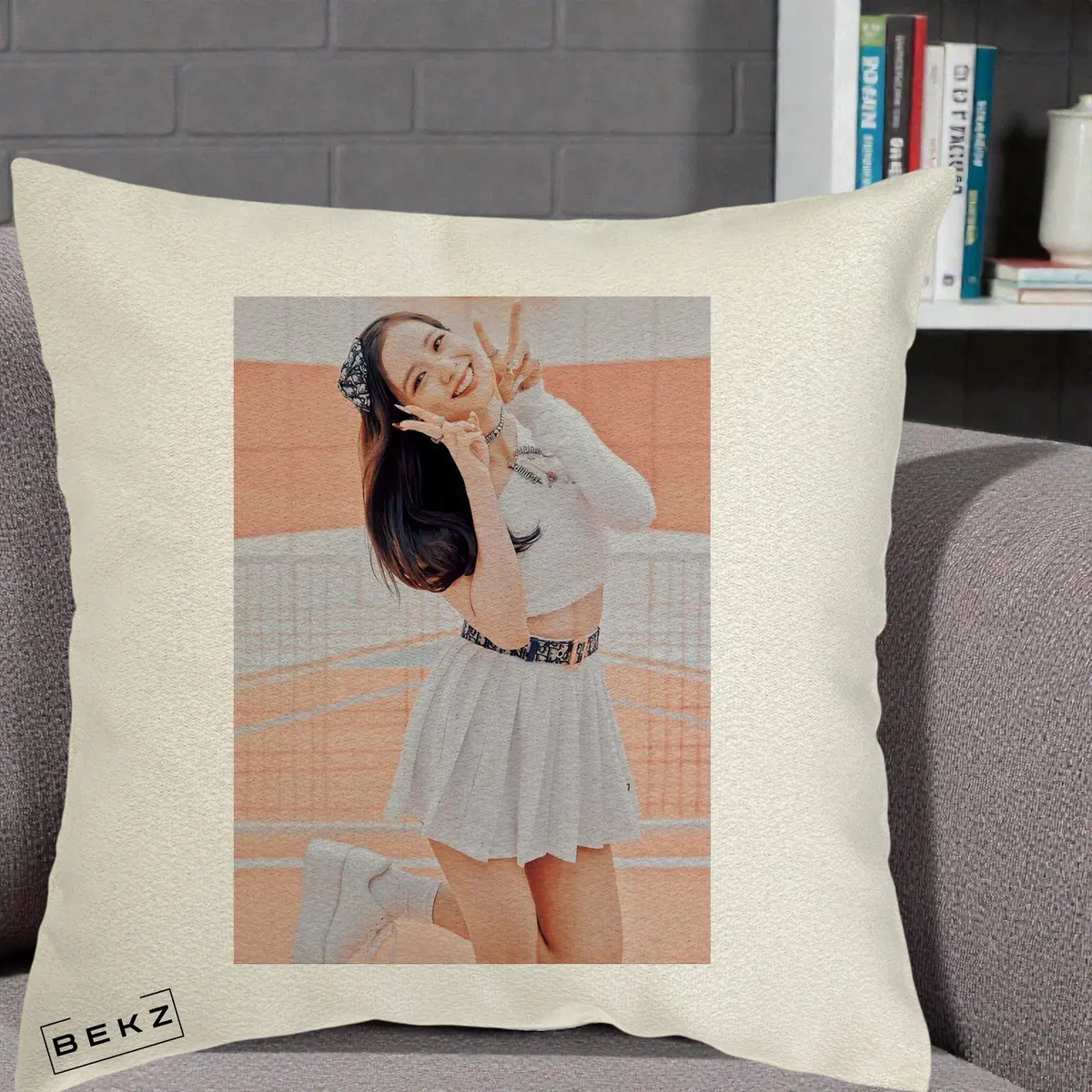 Perna Decorativa BLACKPINK Lisa Portrait Casual Denim Sezut Lateral, 40x40 cm, Ecru, Husa Detasabila, Perna, BEKZ®