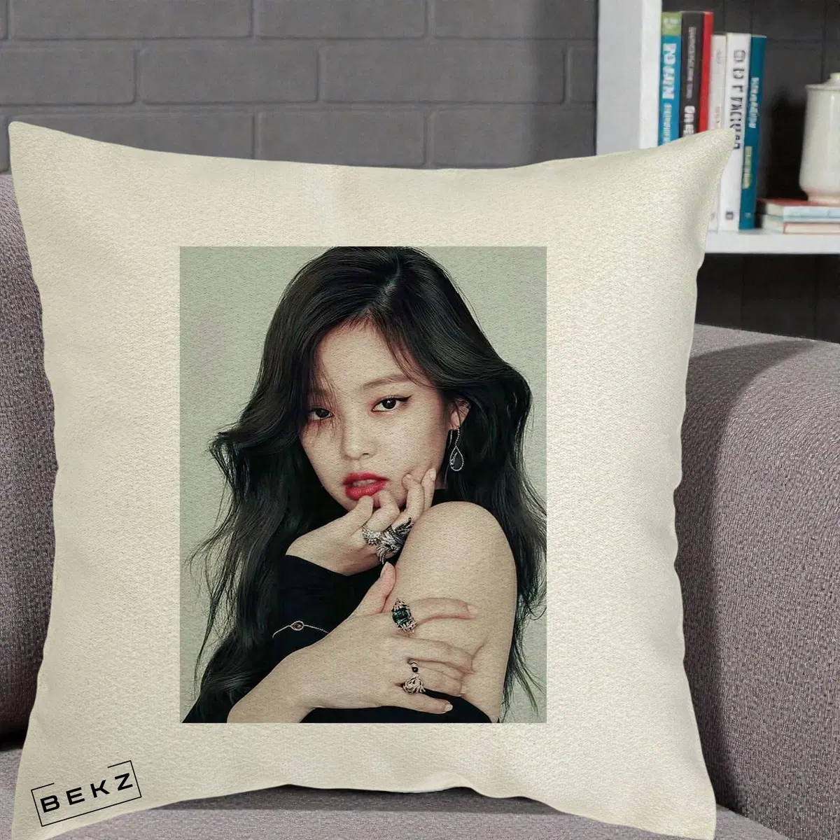 Perna Decorativa BLACKPINK Jennie Portrait Editorial Negru cu Inele, 40x40 cm, Ecru, Husa Detasabila, Perna, BEKZ®