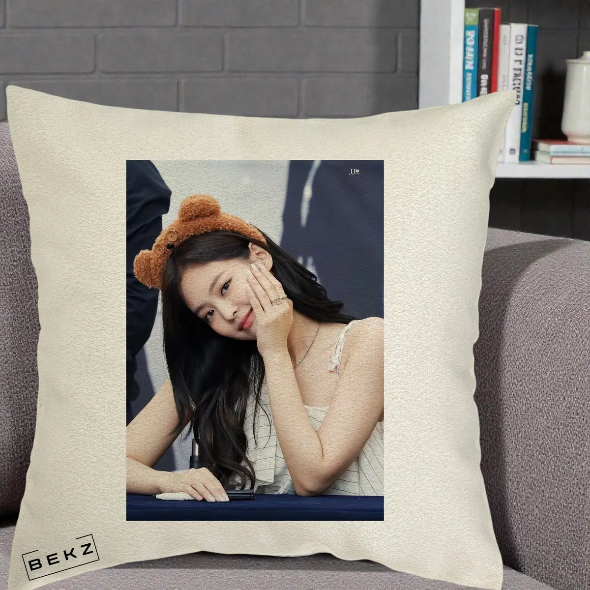 Perna Decorativa BLACKPINK Jennie Portrait Cute cu Diadema Ursulet, 40x40 cm, Ecru, Husa Detasabila, Perna, BEKZ®