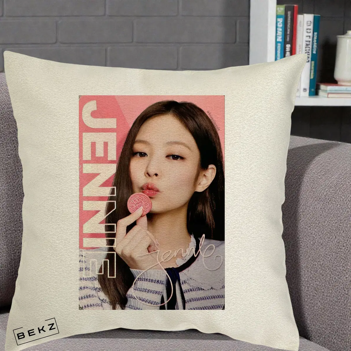 Perna Decorativa BLACKPINK Jennie Portrait cu Semnatura si Fond Roz, 40x40 cm, Ecru, Husa Detasabila, Perna, BEKZ®