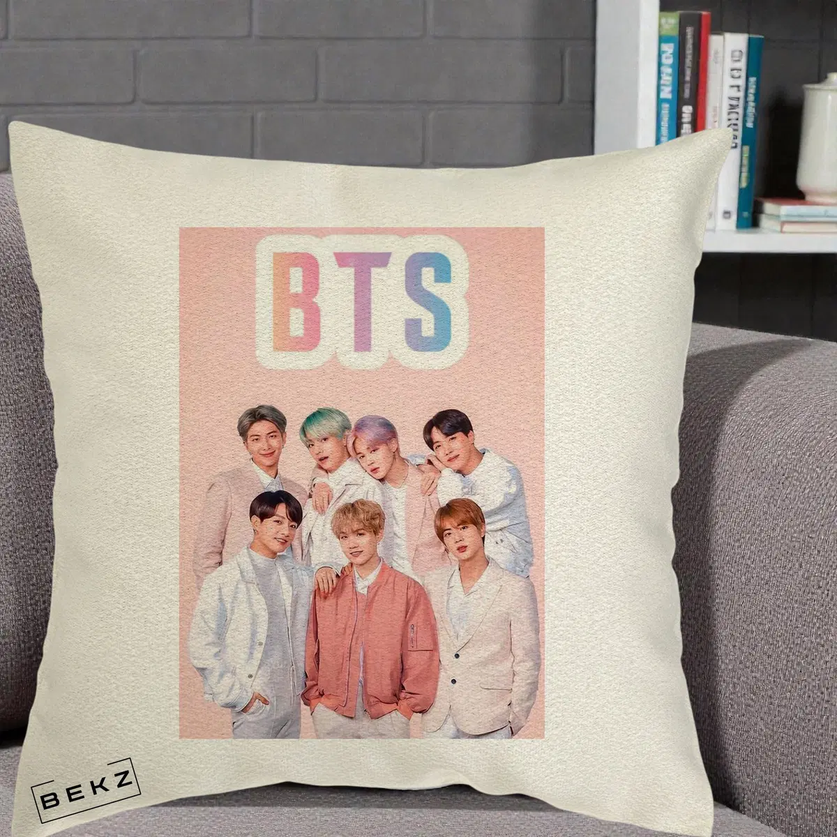 Perna Decorativa BTS Foto Grup cu Logo BTS si Fond Roz Pastel, 40x40 cm, Ecru, Husa Detasabila, Perna, BEKZ®
