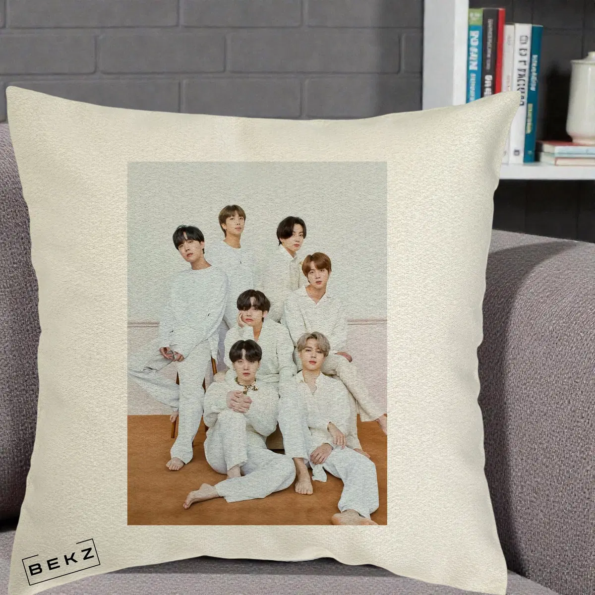 Perna Decorativa BTS Foto Grup All-White Elegant pe Fond ecru-Bej, 40x40 cm, Ecru, Husa Detasabila, Perna, BEKZ®