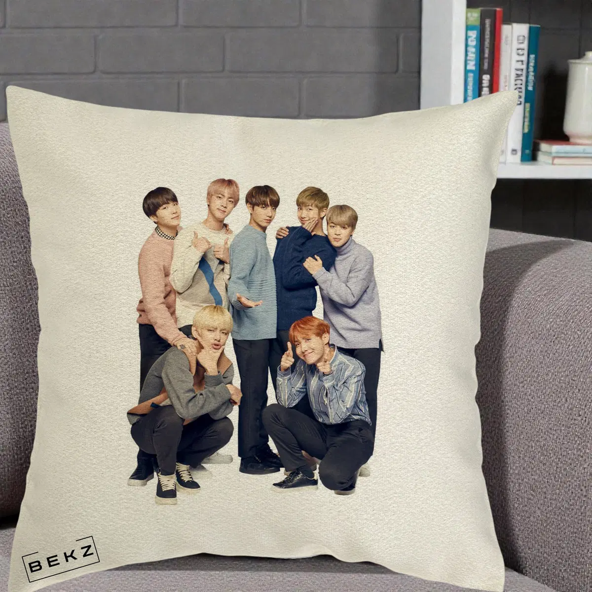 Perna Decorativa BTS Foto Grup In Picioare Casual Tricoturi pe Fond ecru, 40x40 cm, Ecru, Husa Detasabila, Perna, BEKZ®