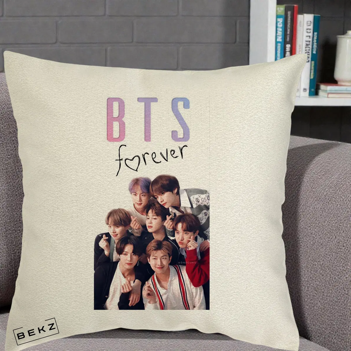 Perna Decorativa BTS Forever cu Logo si Foto Grup Casual Negru, 40x40 cm, Ecru, Husa Detasabila, Perna, BEKZ®
