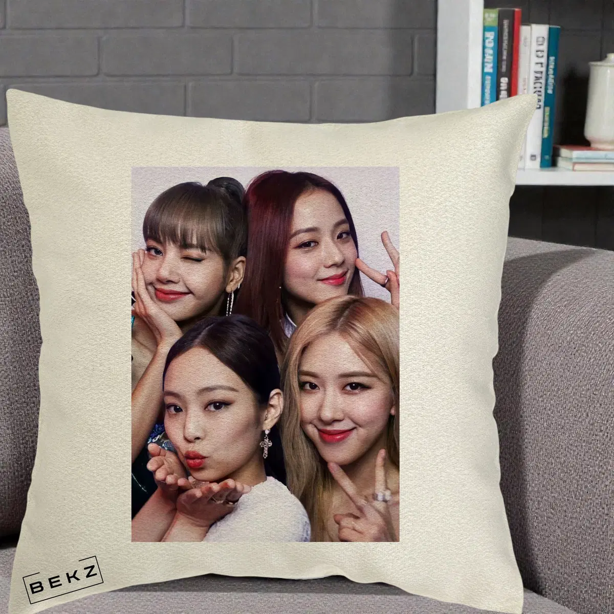 Perna Decorativa BLACKPINK Foto Grup Selfie 4 Membre pe Fond ecru, 40x40 cm, Ecru, Husa Detasabila, Perna, BEKZ®