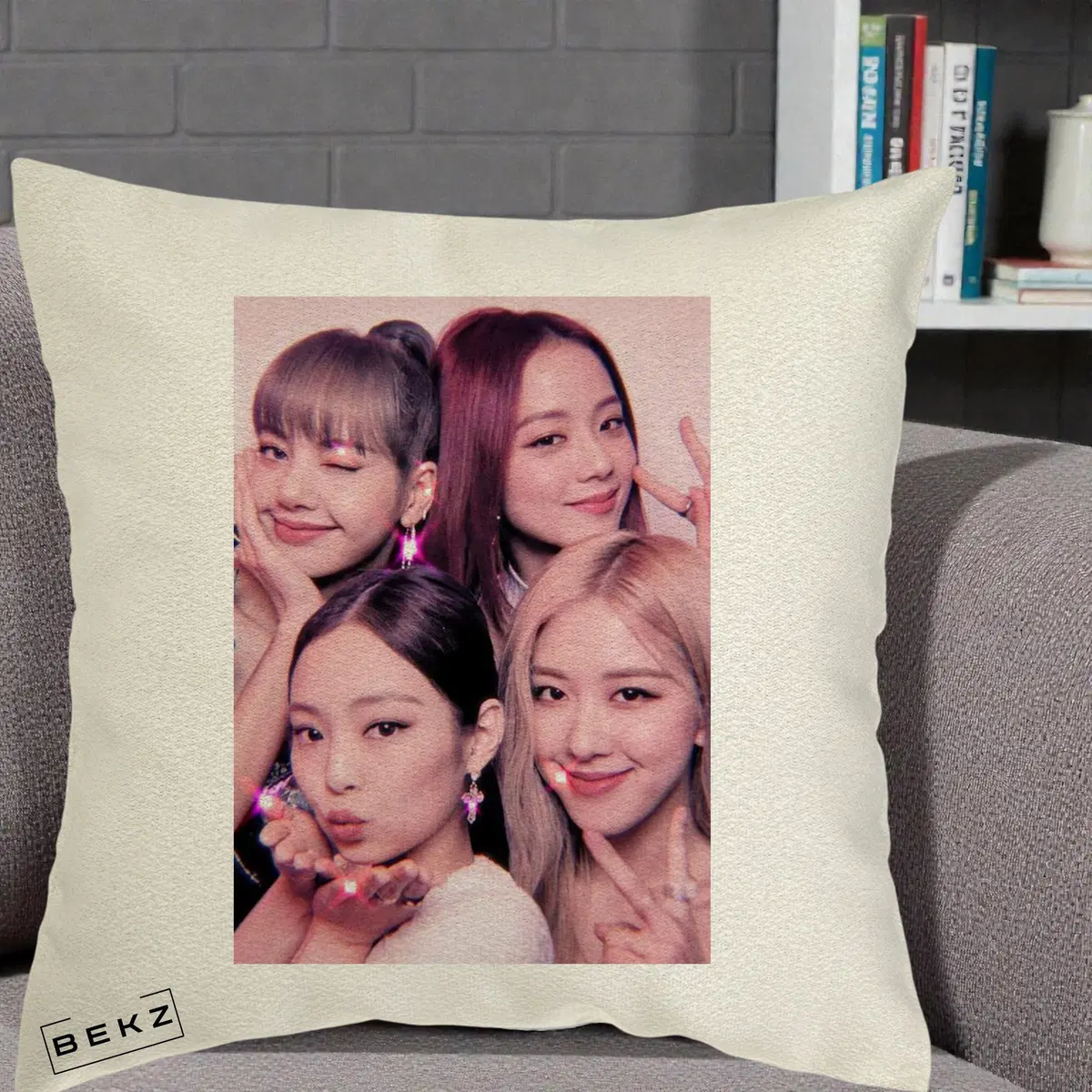 Perna Decorativa BLACKPINK Foto Grup Selfie Roz cu Glitter, 40x40 cm, Ecru, Husa Detasabila, Perna, BEKZ®