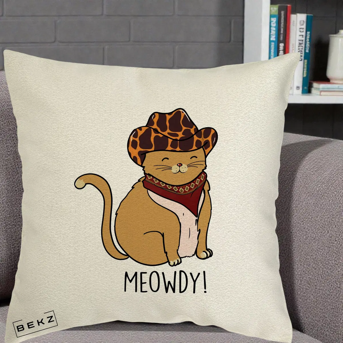Perna Decorativa Pisica Cowboy Meowdy, 40x40 cm, Ecru, Husa Detasabila, Perna, BEKZ®