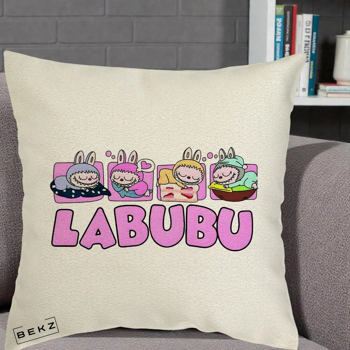 Perna Decorativa Labubu Sleeping Quad, 40x40 cm, Ecru, Husa Detasabila, Perna, BEKZ®
