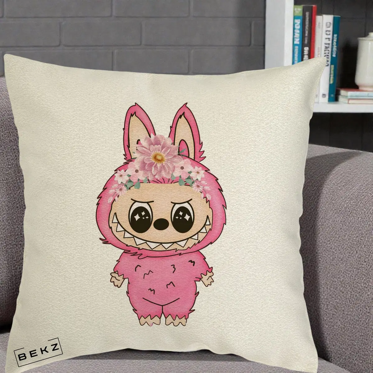 Perna Decorativa Labubu Roz cu Coroana Florala, 40x40 cm, Ecru, Husa Detasabila, Perna, BEKZ®