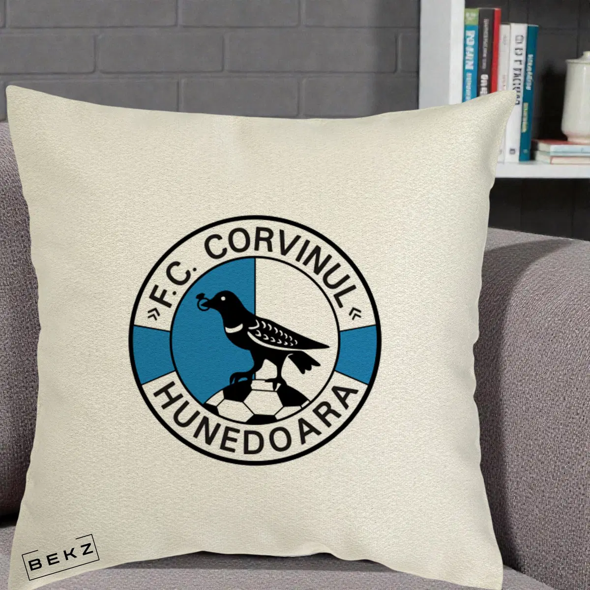 Perna Decorativa FC Corvinul Hunedoara Fotbal, 40x40 cm, Ecru, Husa Detasabila, Perna, BEKZ®