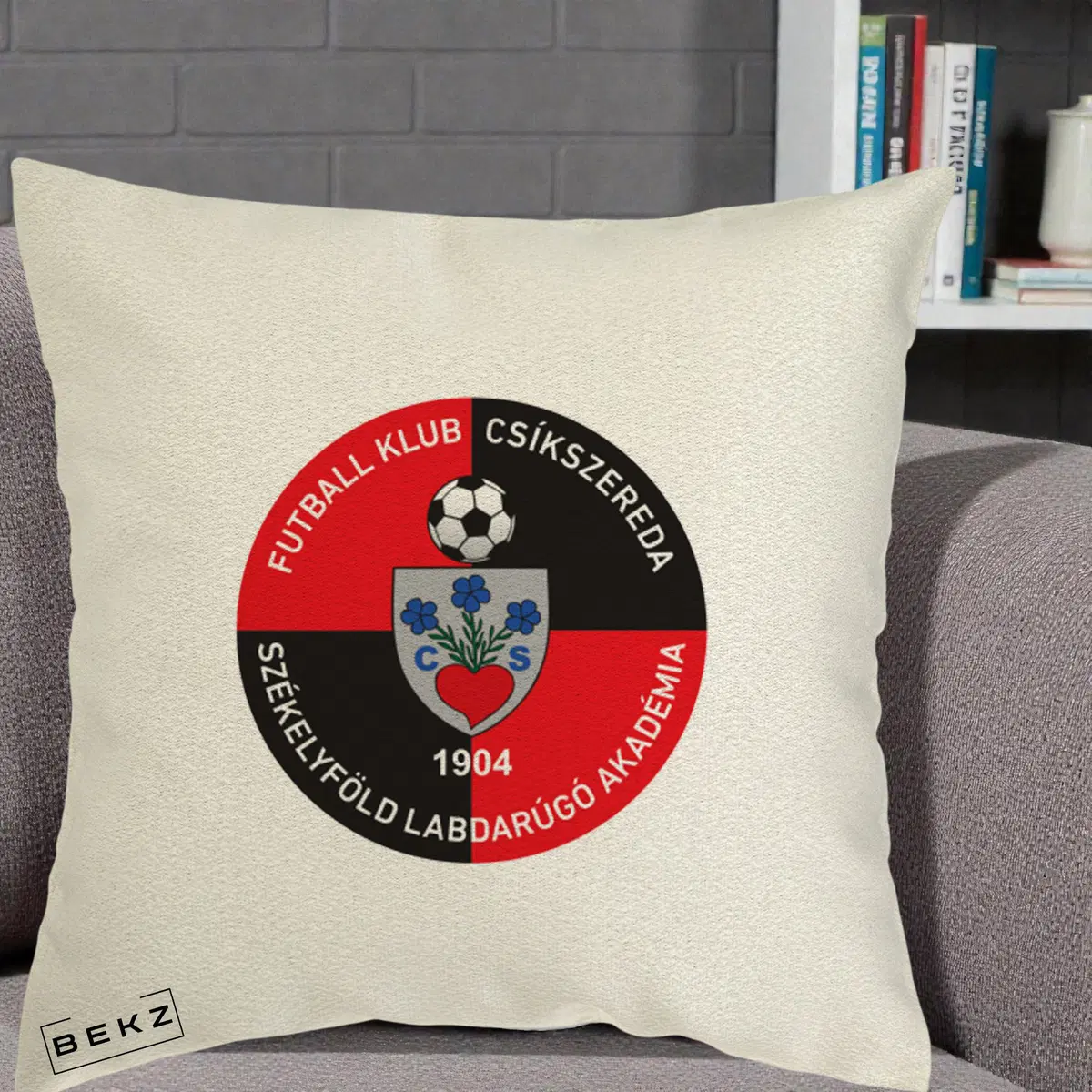 Perna Decorativa FK Csikszereda 1904 Fotbal, 40x40 cm, Ecru, Husa Detasabila, Perna, BEKZ®
