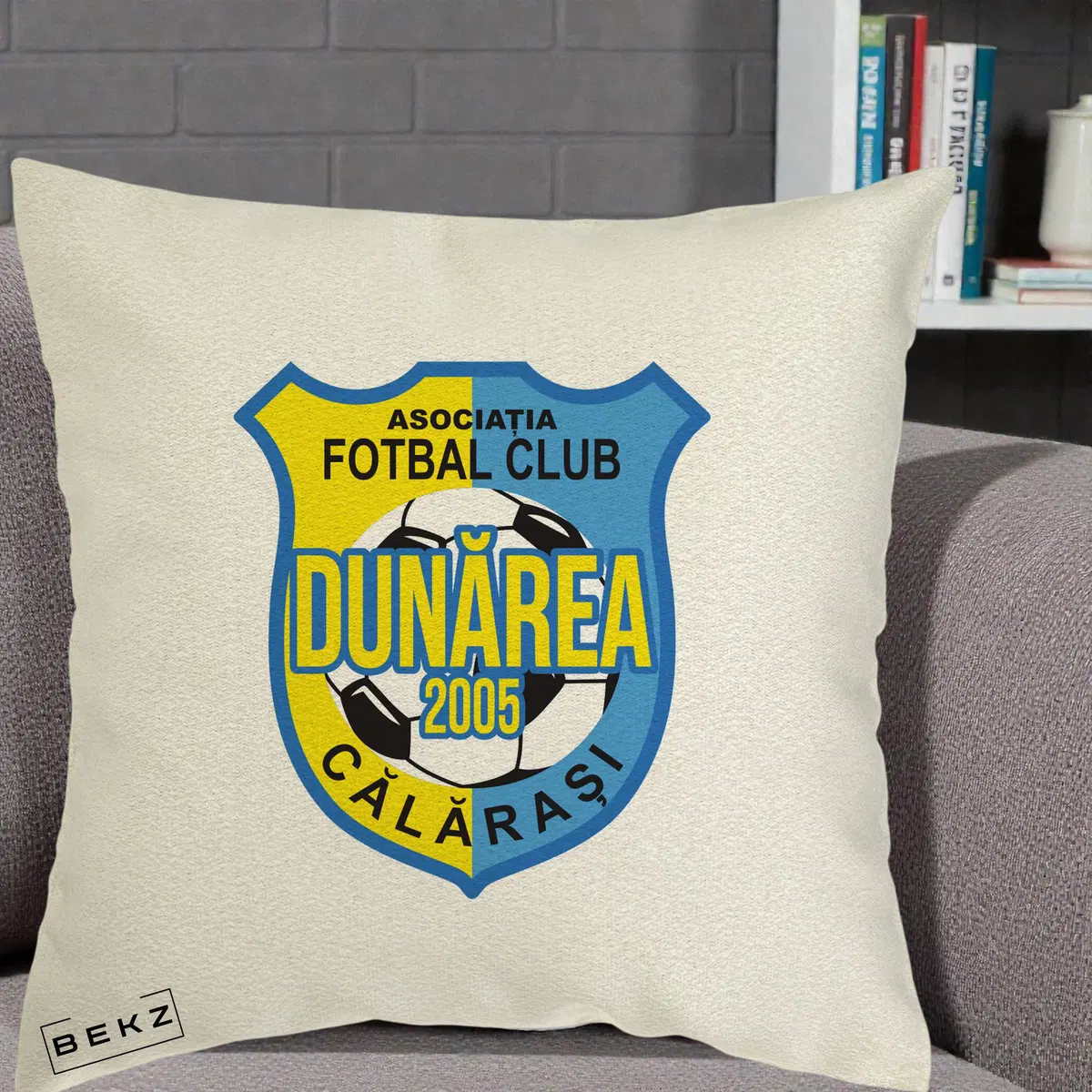 Perna Decorativa AFC Dunarea Calarasi 2005 Fotbal, 40x40 cm, Ecru, Husa Detasabila, Perna, BEKZ®