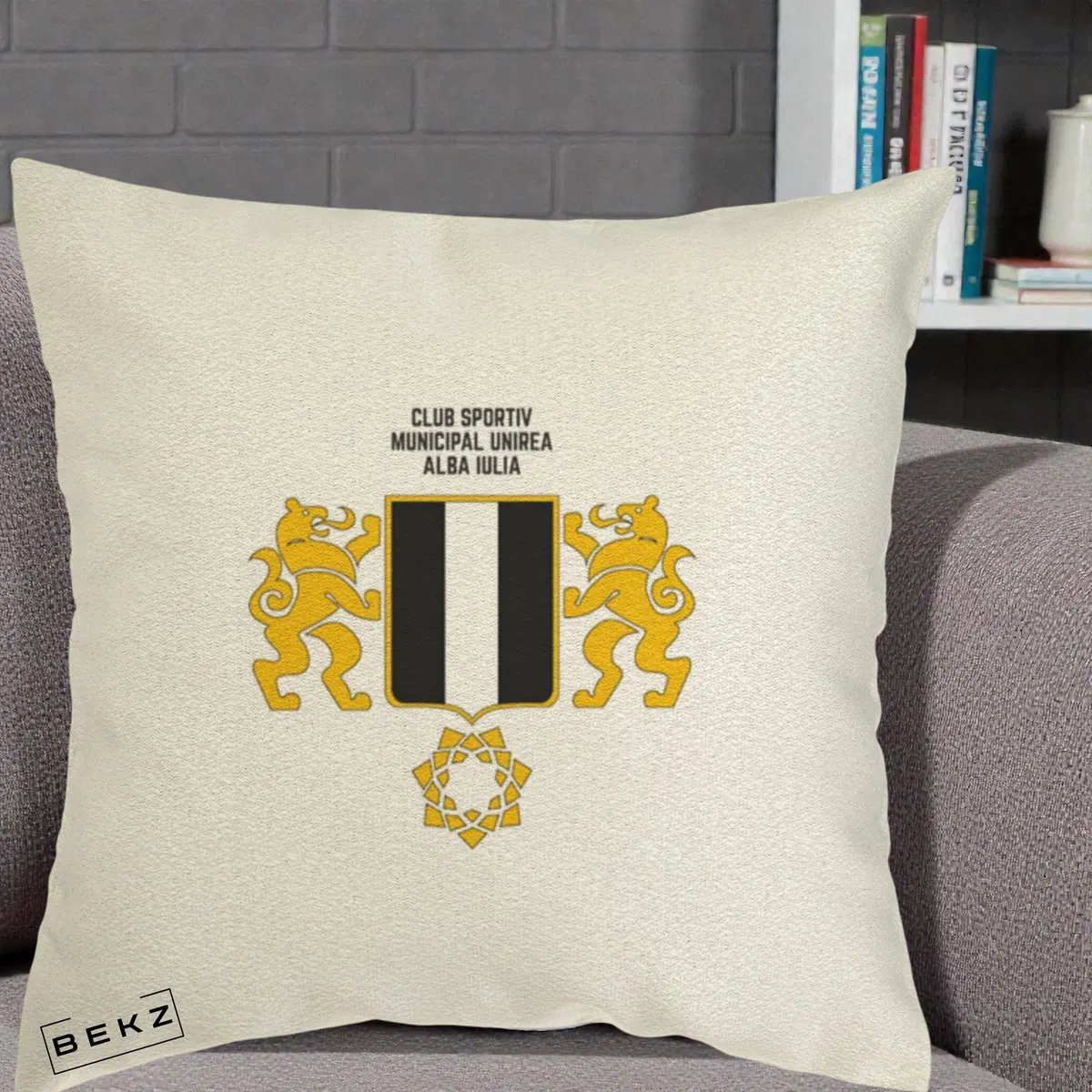 Perna Decorativa CSM Unirea Alba Iulia Fotbal, 40x40 cm, Ecru, Husa Detasabila, Perna, BEKZ®