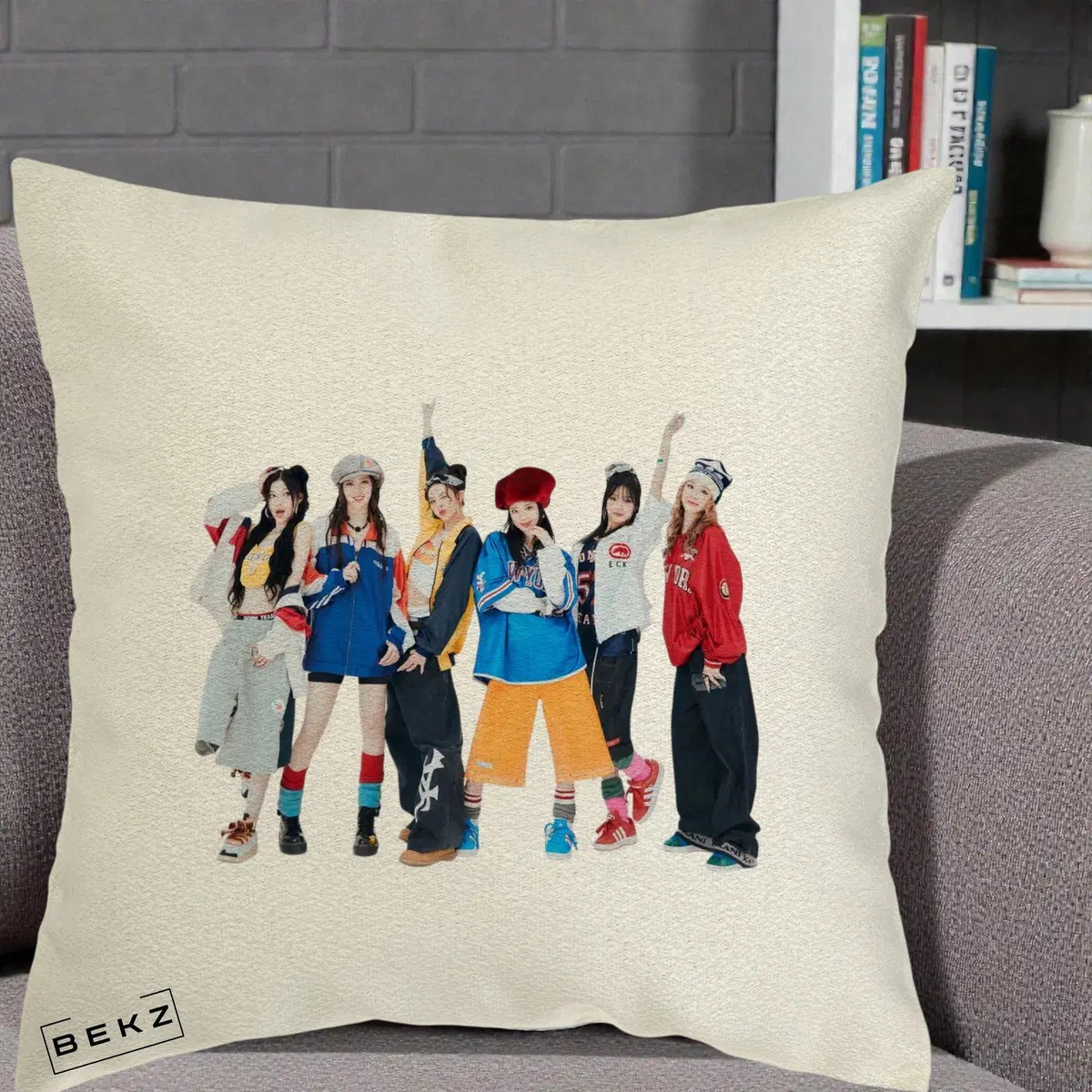 Perna Decorativa Grup K-pop Fete in Picioare Foto, 40x40 cm, Ecru, Husa Detasabila, Perna, BEKZ®